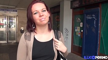 Девушка в бикини соглашается на секс за деньги