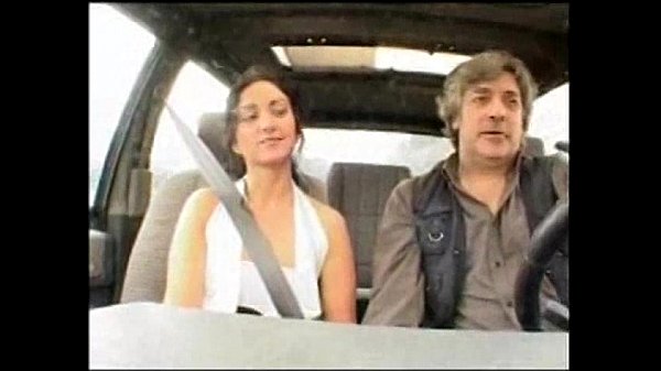 Шалунья трахается в задницу на капоте машины